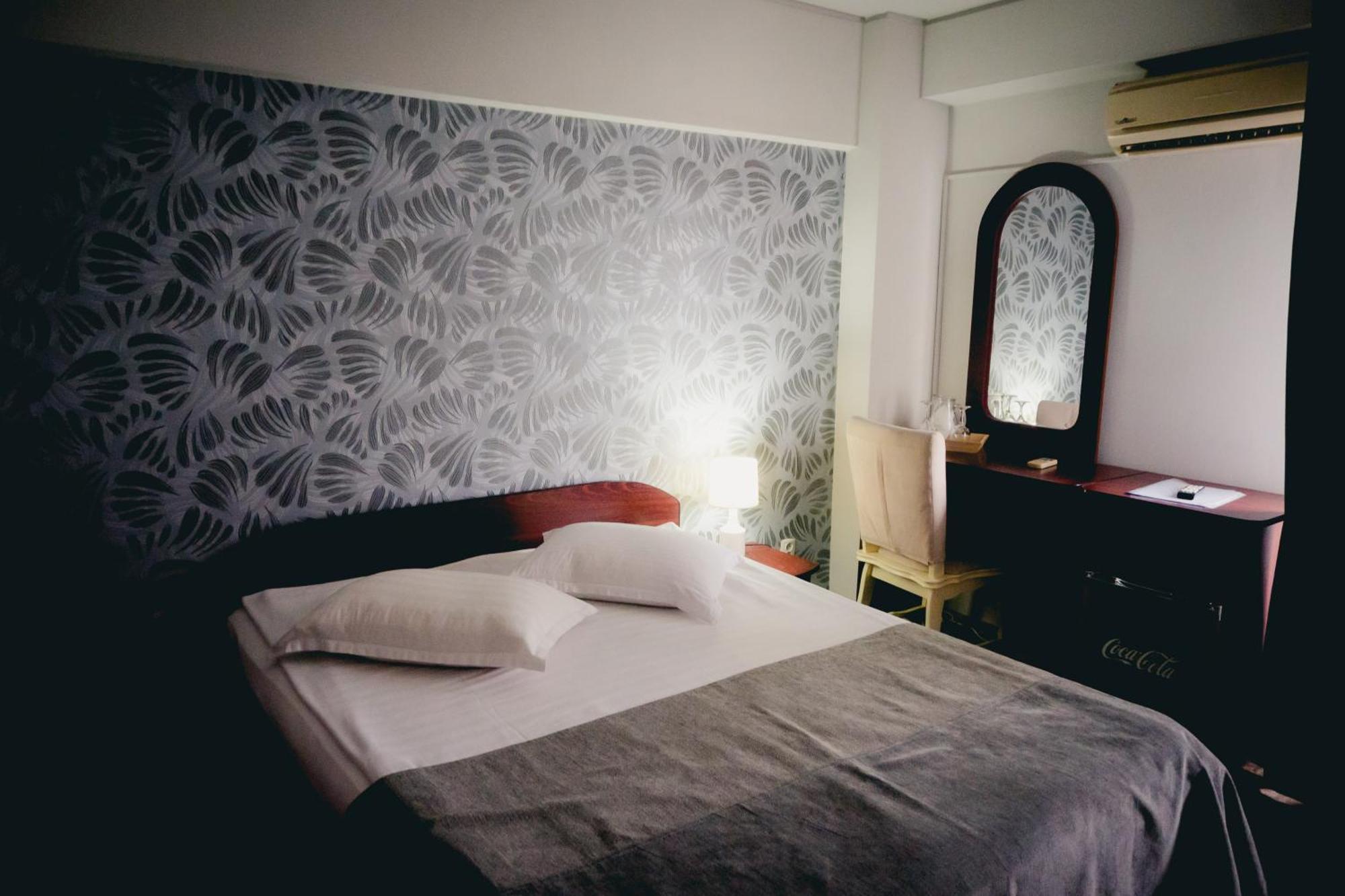 Hotel Valahia Тирговіште Екстер'єр фото